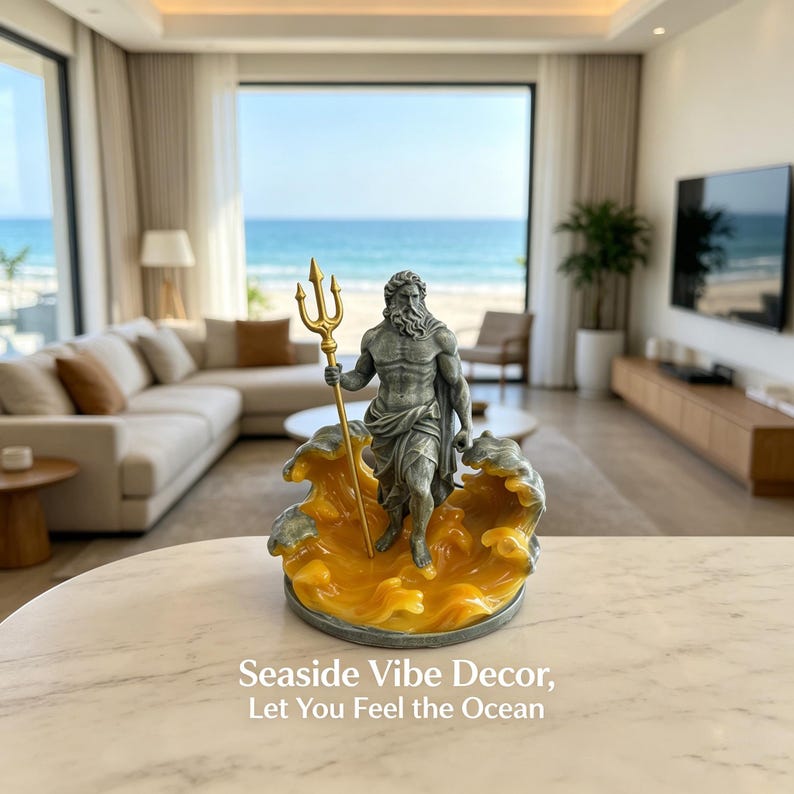 K&ouml;nnte beinhalten: Statue des griechischen Gottes Poseidon mit goldenem Dreizack, stehend auf einer wellenf&ouml;rmigen Basis in Gelb- und Graut&ouml;nen. Die Statue befindet sich in einem Raum mit Blick auf das Meer. Text auf der Basis: Seaside Vibe Decor, Let You Feel the Ocean.