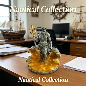 K&ouml;nnte beinhalten: Eine Statue des griechischen Gottes Poseidon mit einem goldenen Dreizack, auf einem wellenf&ouml;rmigen Sockel. Die Statue ist Teil der "Nautical Collection" und steht auf einem Holzschreibtisch. Schiffsmodelle sind im Hintergrund zu sehen. Der Text "Nautical Collection" ist angezeigt.