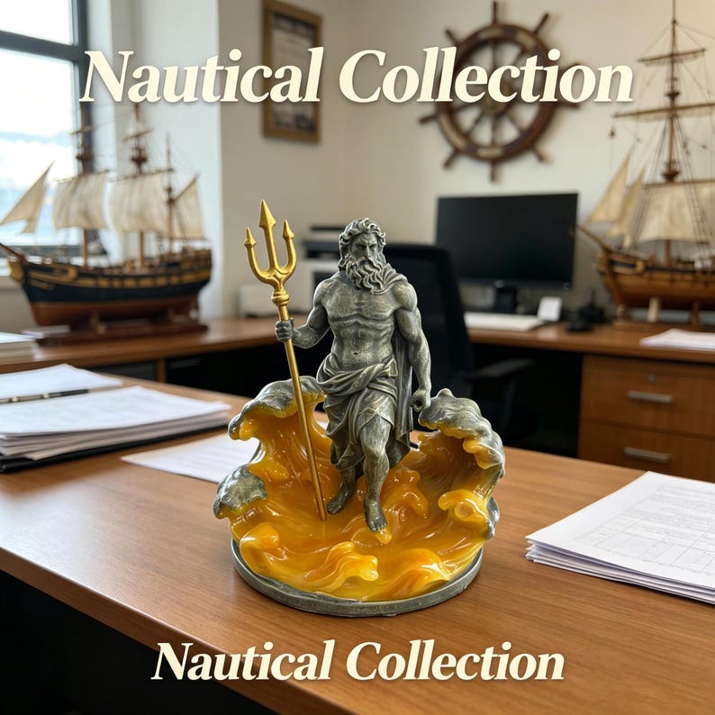 K&ouml;nnte beinhalten: Eine Statue des griechischen Gottes Poseidon mit einem goldenen Dreizack, auf einem wellenf&ouml;rmigen Sockel. Die Statue ist Teil der "Nautical Collection" und steht auf einem Holzschreibtisch. Schiffsmodelle sind im Hintergrund zu sehen. Der Text "Nautical Collection" ist angezeigt.