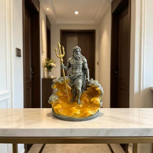 K&ouml;nnte beinhalten: Detaillierte Statue einer m&auml;nnlichen Figur, vermutlich einer Gottheit, die einen Dreizack h&auml;lt. Die Figur steht auf einem Sockel, der stilisierte Wellen in Gelb- und Graut&ouml;nen darstellt. Die Statue hat ein verwittertes Aussehen.