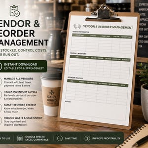 Könnte beinhalten: Ein Klemmbrett mit einem Formular "Lieferanten- und Nachbestellungsmanagement", einer Kaffeetasse und einem Notizblock. Das Formular enthält Abschnitte für Lieferanteninformationen, Produktinventar und einen Nachbestellungs-Tracker. Der Text ist in schwarzer Schrift.