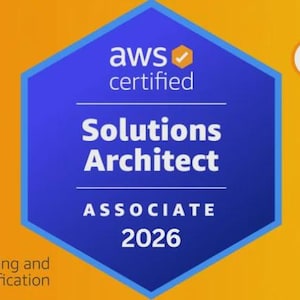 Pode incluir: Gráfico azul e laranja com o distintivo AWS Certified Solutions Architect Associate. O distintivo é um hexágono azul com texto branco que diz "Solutions Architect Associate 2026". O logotipo da AWS está no canto superior direito.