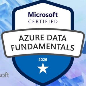 Może przedstawiać: Odznaka certyfikacyjna Microsoft Azure Data Fundamentals. Odznaka ma kształt niebieskiej tarczy z napisem "Microsoft Certified" na górze. Słowa "Azure Data Fundamentals" znajdują się na środku, z rokiem 2026 i gwiazdką poniżej. Logo Microsoft znajduje się w lewym dolnym rogu.