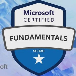 Op de afbeelding: Een Microsoft Certified Fundamentals-badge met een blauw en wit schildontwerp. De badge bevat de tekst "Microsoft CERTIFIED FUNDAMENTALS" en een witte ster. Het Azure-logo is rechts zichtbaar.