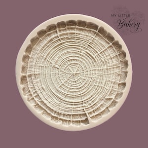 Op de afbeelding: Een siliconen mal in de vorm van een dwarsdoorsnede van een boomstam. De mal heeft een gedetailleerd ontwerp van jaarringen en schors.