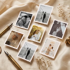 K&ouml;nnte beinhalten: Sechs rechteckige Briefmarken-Aufkleber mit verschiedenen schwarz-wei&szlig;en oder farbigen Fotografien von Paaren. Jede Briefmarke enth&auml;lt den Text POSTAGE, das Datum 08.12.30, das Wort Love und ein kreisf&ouml;rmiges Monogramm mit zwei Buchstaben.