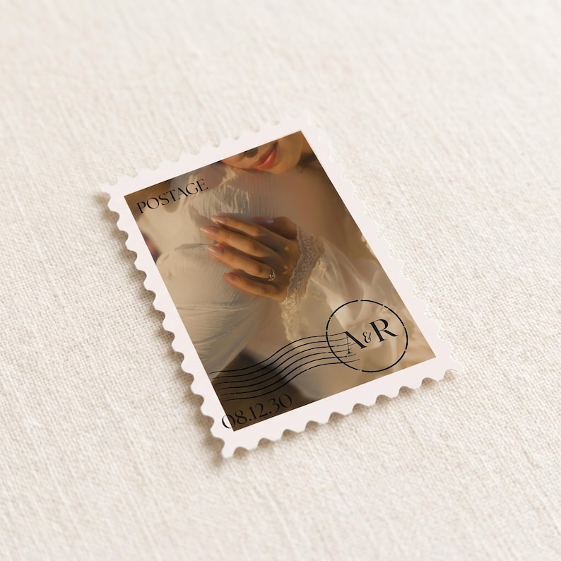 K&ouml;nnte beinhalten: Eine rechteckige Briefmarke mit einem weichgezeichneten Foto von H&auml;nden, die auf einer Schulter ruhen. Die Marke enth&auml;lt den Text POSTAGE, die Initialen A&R in einem kreisf&ouml;rmigen Stempeldesign und das Datum 08.12.30 in schwarzer Tinte.