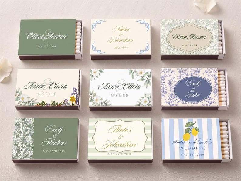 K&ouml;nnte beinhalten: Neun rechteckige Streichholzschachteln in einem Raster angeordnet, jede mit einzigartigen Designs mit Namen wie Olivia und Andrew, Amber und Johnathan, Aaron und Olivia, Emily und John sowie Amber und Zack's Wedding, zusammen mit Daten und Blumen- oder Streifenmustern.