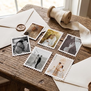K&ouml;nnte beinhalten: Sechs rechteckige Briefmarken mit verschiedenen schwarz-wei&szlig;en oder sepiafarbenen Fotografien von Paaren. Jede Briefmarke enth&auml;lt das Datum 08.12.30, ein kreisf&ouml;rmiges Monogramm und wellenf&ouml;rmige Stempellinien auf einer Holzoberfl&auml;che.