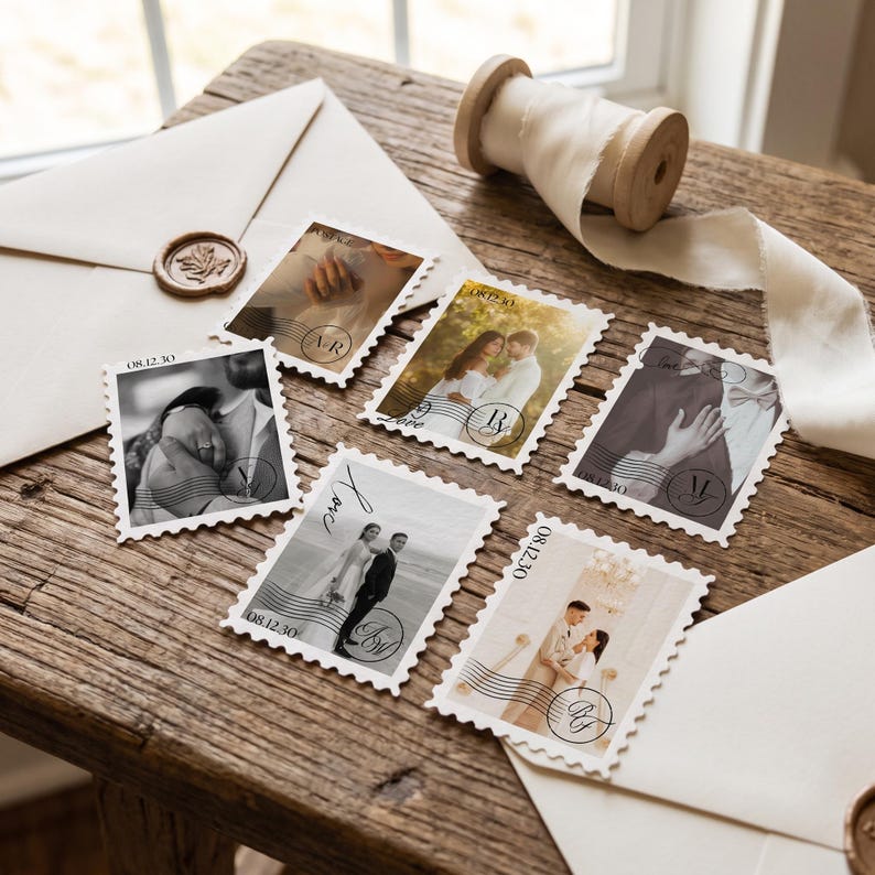 K&ouml;nnte beinhalten: Sechs rechteckige Briefmarken mit verschiedenen schwarz-wei&szlig;en oder sepiafarbenen Fotografien von Paaren. Jede Briefmarke enth&auml;lt das Datum 08.12.30, ein kreisf&ouml;rmiges Monogramm und wellenf&ouml;rmige Stempellinien auf einer Holzoberfl&auml;che.