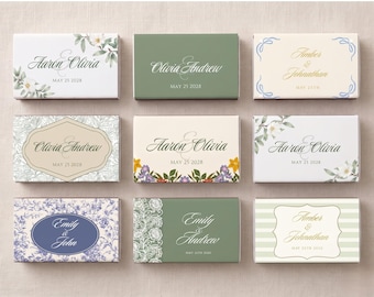 Könnte beinhalten: Neun rechteckige Schokoladenriegelverpackungen in einem Raster angeordnet, mit verschiedenen Designs wie Blumenmustern, einfarbigem Salbeigrün, blau-weißem Toile-Muster und gestreiften Hintergründen, personalisiert mit Namen und Daten in eleganter Schreibschrift.