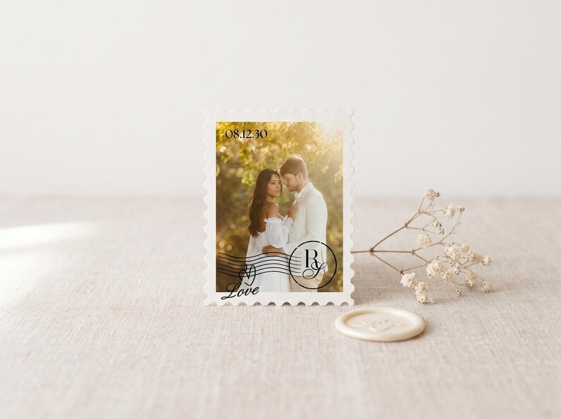 K&ouml;nnte beinhalten: Eine rechteckige Briefmarke mit einem Foto eines Paares, das sich in einer sonnigen Au&szlig;enumgebung umarmt. Die Briefmarke enth&auml;lt das Datum 08.12.30, ein kreisf&ouml;rmiges Monogramm mit den Buchstaben R und Y sowie das Wort Love in schwarzer Schrift.
