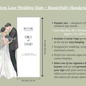 Pu&ograve; includere: Un cartello nuziale rettangolare bianco con un'illustrazione ad acquerello di una coppia in abiti formali. Il testo recita Welcome to the wedding of Emily & David, May 28th, 2027, Palm Springs, California. Misura 76 per 200 cm con due occhielli metallici.