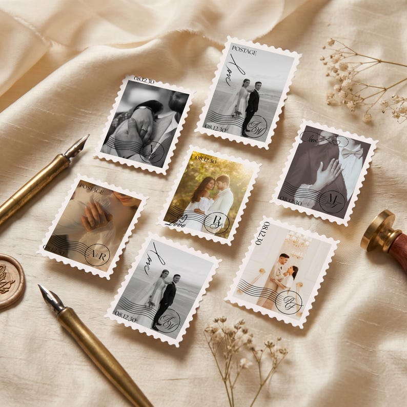 K&ouml;nnte beinhalten: Sechs rechteckige Briefmarken-Aufkleber mit verschiedenen schwarz-wei&szlig;en oder farbigen Fotografien von Paaren. Jede Briefmarke enth&auml;lt den Text POSTAGE, das Datum 08.12.30, das Wort Love und ein kreisf&ouml;rmiges Monogramm mit zwei Buchstaben.