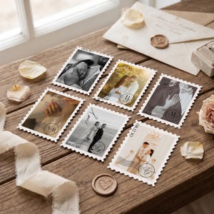 K&ouml;nnte beinhalten: Sechs rechteckige Karten im Briefmarken-Stil mit verschiedenen Hochzeitsfotos. Jede Karte hat gezackte R&auml;nder, einen Poststempel mit dem Datum 08.12.30 und individuelle Initialen. Die Bilder zeigen Paare in romantischen Umgebungen, darunter Nahaufnahmen von H&auml;nden und Ganzk&ouml;rperportr&auml;ts.