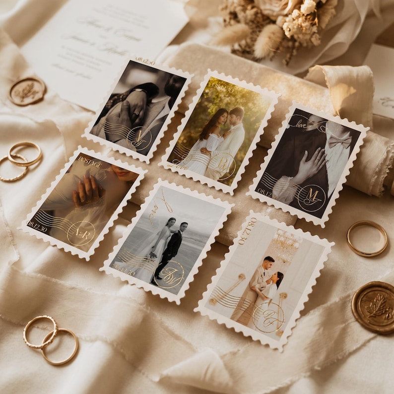 K&ouml;nnte beinhalten: Sechs rechteckige Karten im Briefmarken-Stil mit verschiedenen Hochzeitsfotos. Jede Karte hat gezackte R&auml;nder, goldfarbene Linien im Poststempel-Design, den Text "08.12.30" und ein kreisf&ouml;rmiges Monogramm-Logo auf hellem Stoff.