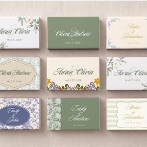 K&ouml;nnte beinhalten: Neun rechteckige Schokoladenriegelverpackungen in einem Raster angeordnet, mit verschiedenen Designs wie Blumenmustern, einfarbigem Salbeigr&uuml;n, blau-wei&szlig;em Toile-Muster und gestreiften Hintergr&uuml;nden, personalisiert mit Namen und Daten in eleganter Schreibschrift.