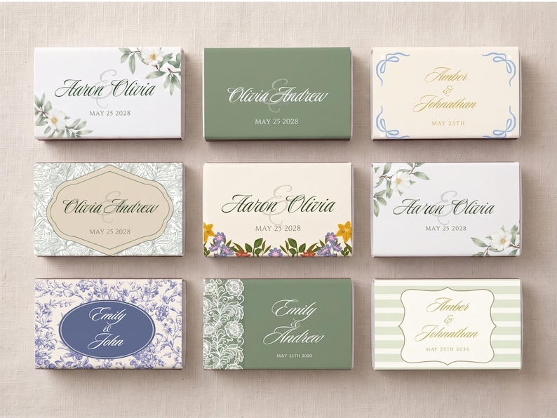 K&ouml;nnte beinhalten: Neun rechteckige Schokoladenriegelverpackungen in einem Raster angeordnet, mit verschiedenen Designs wie Blumenmustern, einfarbigem Salbeigr&uuml;n, blau-wei&szlig;em Toile-Muster und gestreiften Hintergr&uuml;nden, personalisiert mit Namen und Daten in eleganter Schreibschrift.