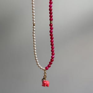 Halskette aus dunkelrotem Achat und Perlen mit Anhängern | 18 Karat vergoldete Knebelkette | Halskette mit Elefantenmuschelanhänger