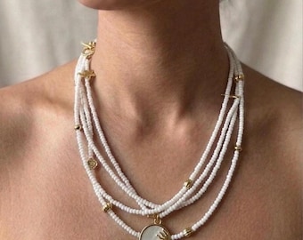 Witte koraalketting met gouden accenten | Ketting | Minimalistische strandsieraden