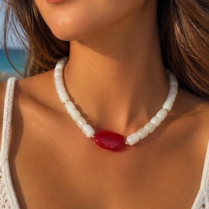 Collana girocollo con ciondolo in agata rossa e bianca, catena dorata / chiusura a moschettone / collana vistosa con perline per donna