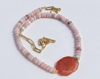 Collana con grande pendente in corniola / Gioielli con perline di opale color pesca / Elegante regalo boho per lei