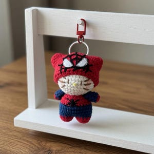 Llavero de ganchillo de Hello Kitty / Colgante para bolso de gatito de Spider-Man, regalo para fans de Marvel, lindo accesorio para mochila, regalo para ella, amigurumi de gatito imagen 1