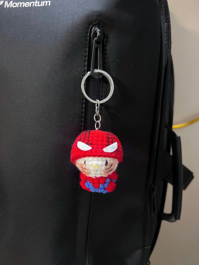Llavero de ganchillo de Hello Kitty / Colgante para bolso de gatito de Spider-Man, regalo para fans de Marvel, lindo accesorio para mochila, regalo para ella, amigurumi de gatito Mini Kitty 2