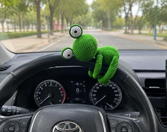 Abrazadera de volante con forma de rana de ganchillo / Decoración de coche de rana amigurumi hecha a mano, accesorio divertido para el coche, regalo para amantes de las ranas, regalo para coche nuevo