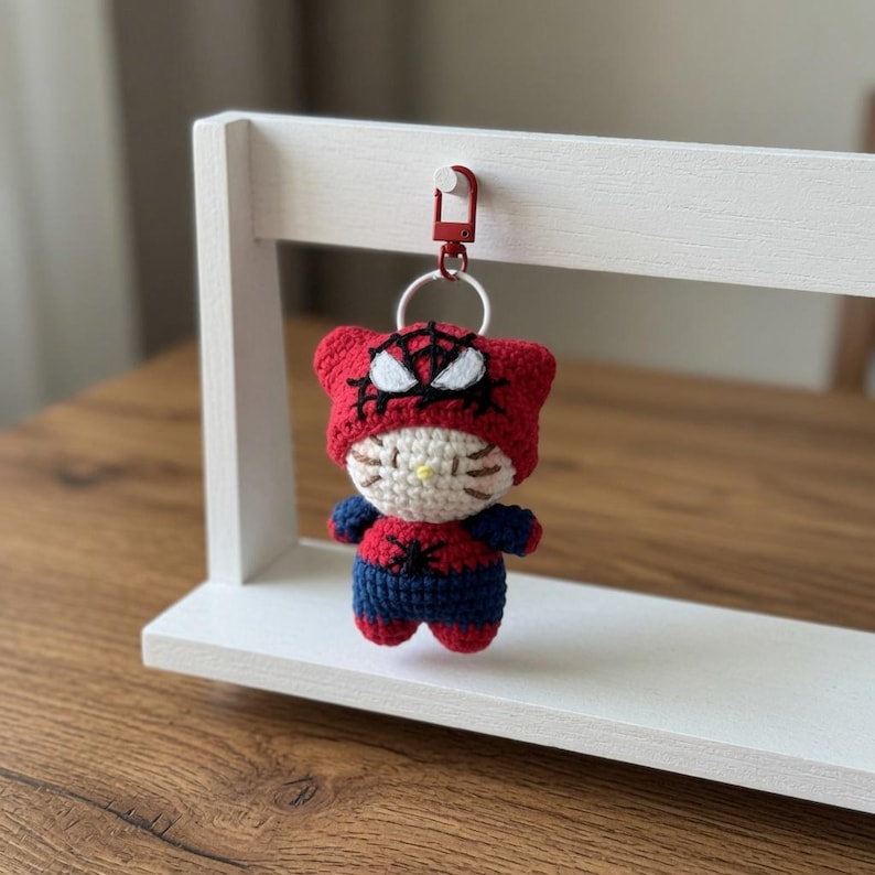 Llavero de ganchillo de Hello Kitty / Colgante para bolso de gatito de Spider-Man, regalo para fans de Marvel, lindo accesorio para mochila, regalo para ella, amigurumi de gatito imagen 1