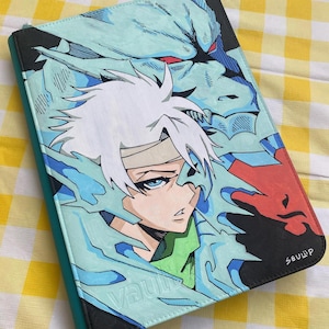 Peut inclure: Un classeur rectangulaire présentant une illustration animée vibrante d'un personnage aux cheveux blancs en épis avec un bandeau, entouré d'une grande créature bleue semblable à un dragon. L'œuvre inclut des contours noirs et le texte SEULP.
