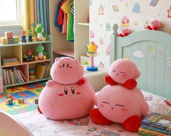 かわいいピンクのカービィぬいぐるみ、かわいいアニメフィギュア枕、ゲーマーギフト、柔らかい睡眠のお供、愛らしい部屋の装飾、ぬいぐるみ