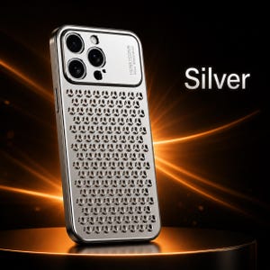 Puede incluir: Una funda de smartphone de color plateado con acabado metálico y un patrón de panal repetido en el panel posterior. La sección superior incluye un recorte para la cámara con el texto HONEYCOMB heat dissipation impreso verticalmente.
