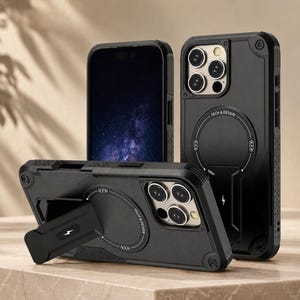 Puede incluir: Dos fundas protectoras negras para smartphone con un anillo magnético circular integrado y un soporte plegable. Las fundas presentan el texto TECH & DESIGN y un icono de rayo. Una funda se muestra desde atrás con el soporte extendido.