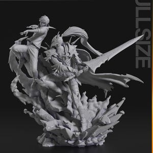 Puede incluir: Una figura de resina gris monocrom&aacute;tica que muestra dos personajes en una pose de combate din&aacute;mica. Uno lleva una armadura ornamentada con p&uacute;as y empu&ntilde;a una gran espada, mientras que el otro est&aacute; en posici&oacute;n de salto. La base simula humo.