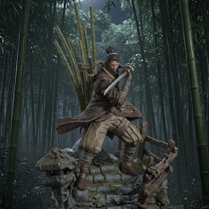 Puede incluir: Una figura detallada de un guerrero con un moño, vistiendo un abrigo marrón y pantalones claros, sosteniendo una katana. La figura se alza sobre una base de piedra con una pequeña linterna y una valla de madera, frente a tallos de bambú.