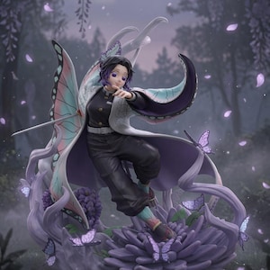 Può includere: Una dettagliata statuetta in stile anime di un personaggio con capelli scuri e riflessi viola, che indossa un'uniforme nera e un haori bianco con motivo a farfalla. La figura è in posa dinamica tra petali di fiori di colore viola.