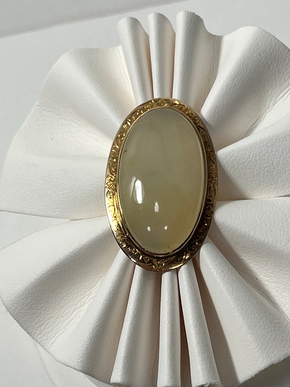 Vintage 10K Gold White Agate Brooch