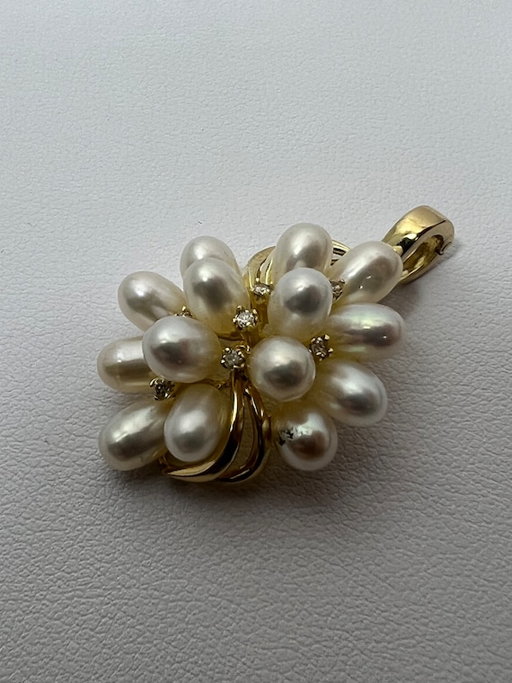 Elegant 14K Pendant Featuring Freshwater Pearls an