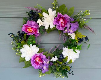 紫色のラベンダーの装飾用花輪