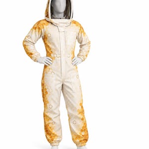 Puede incluir: Un traje de apicultor de cuerpo completo con una base de color blanco y un patrón de panal de color amarillo dorado. La prenda incluye mangas largas con puños elásticos, cierre frontal de cremallera y una capucha protectora con velo.
