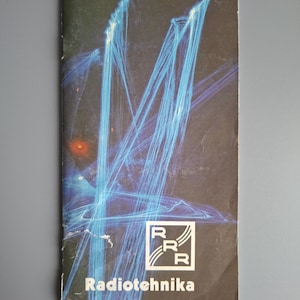 Op de afbeelding: Een rechthoekige papieren brochure met een donkere achtergrond met abstracte blauwe lichtstrepen. De rechterbenedenhoek toont een wit vierkant logo met drie gestapelde R-letters en de tekst Radiotehnika in een wit lettertype.