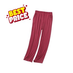 Puede incluir: Un pantalón de descanso de color rojo oscuro sólido con cintura elástica y bolsillos laterales. El pantalón tiene una silueta de pierna recta y una textura de tela suave y drapeada. Un elemento gráfico en la esquina superior izquierda muestra el texto BEST PRICE.