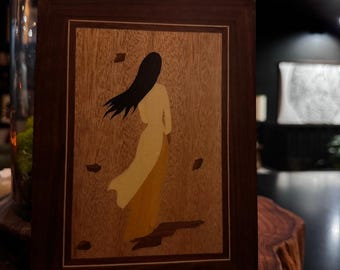 Panel de arte mural de marquetería con incrustaciones de madera vintage que representa a una mujer.