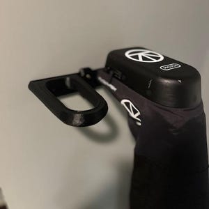 Drukowany w technologii 3D uchwyt ścienny kompatybilny z Therabody Jet Boots Pro i Pro Plus | Łatwe przechowywanie | Dostęp do ładowania