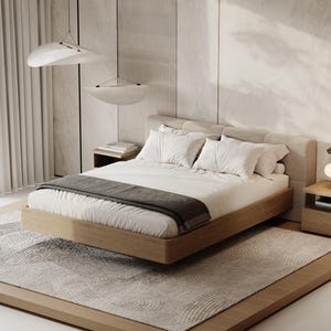 Könnte beinhalten: Modernes Schlafzimmer mit einem hellen Holz-Plattformbett, weißer Bettwäsche und einer grauen Decke. Der Raum verfügt über ein großes Fenster mit transparenten Vorhängen, einen gemusterten Teppich und ein minimalistisches Design. Zwei Pendelleuchten hängen über dem Bett.