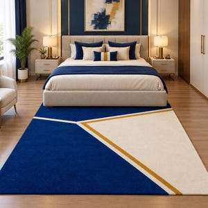 Peut inclure: Un tapis rectangulaire présentant un motif géométrique audacieux avec de grands blocs de bleu marine profond et de blanc cassé, accentué par de fines lignes diagonales nettes dans une teinte jaune moutarde, créant un contraste visuel.
