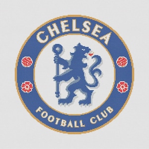Op de afbeelding: Een blauw en goud Chelsea Football Club-logo, met een blauwe leeuw die een staf vasthoudt, omringd door een blauwe ring met de woorden "CHELSEA FOOTBALL CLUB" in het wit. Het logo bevat rode bloemaccenten.