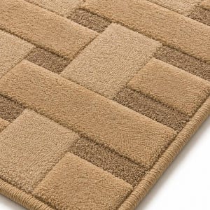 Peut inclure: Un tapis rectangulaire pr&eacute;sentant un motif tiss&eacute; compos&eacute; de carr&eacute;s touffet&eacute;s alternant entre le beige clair et le brun moyen. Le tapis poss&egrave;de un bord fini et surjet&eacute; avec un fil beige assorti, cr&eacute;ant une surface textur&eacute;e et uniforme.