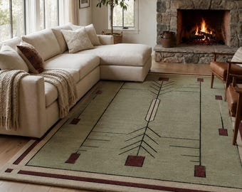 Peut inclure: Un tapis rectangulaire présentant un champ vert sauge avec un motif géométrique composé de lignes noires et d'accents carrés rouge foncé. Le tapis possède une large bordure beige clair avec une bande rouge foncé le long du périmètre.